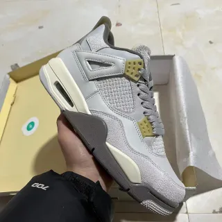 Air Jordan 4 浅灰色和Off-White篮球鞋