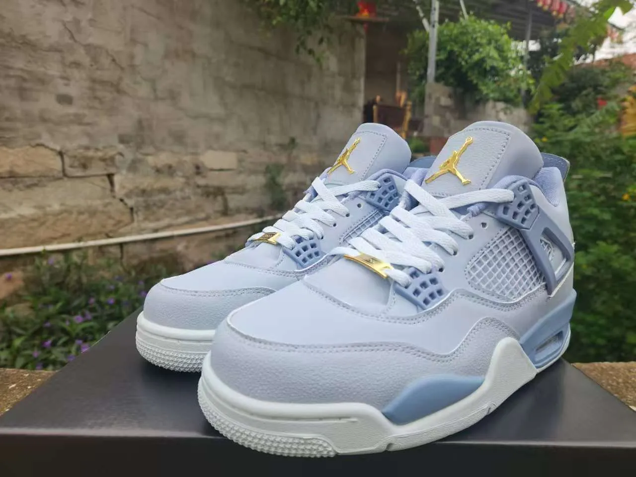 حذاء كرة السلة Air Jordan 4 بلون برونقي فاتح وذهبي 2
