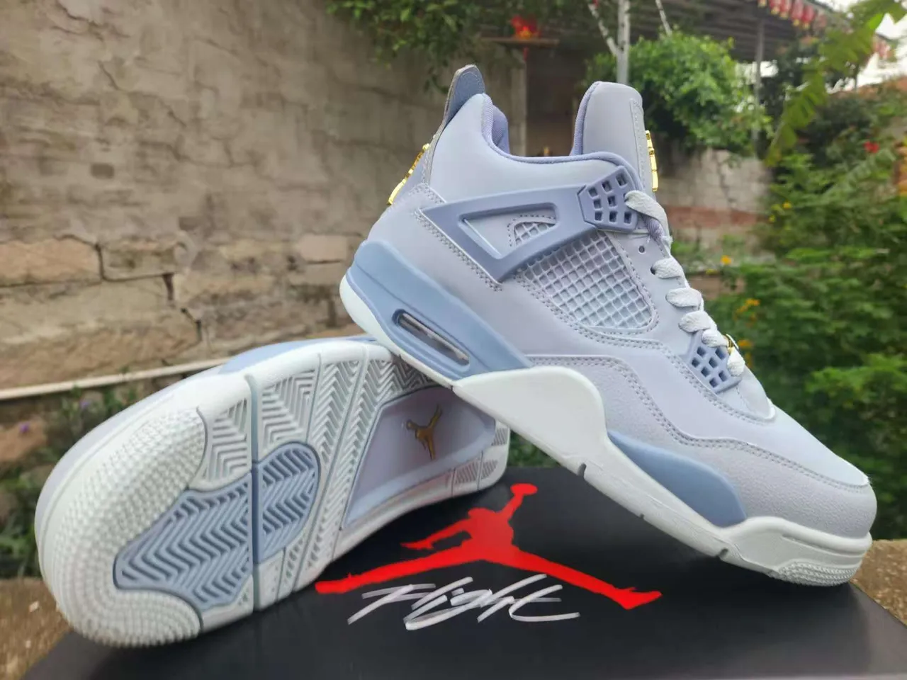 حذاء كرة السلة Air Jordan 4 بلون برونقي فاتح وذهبي 3