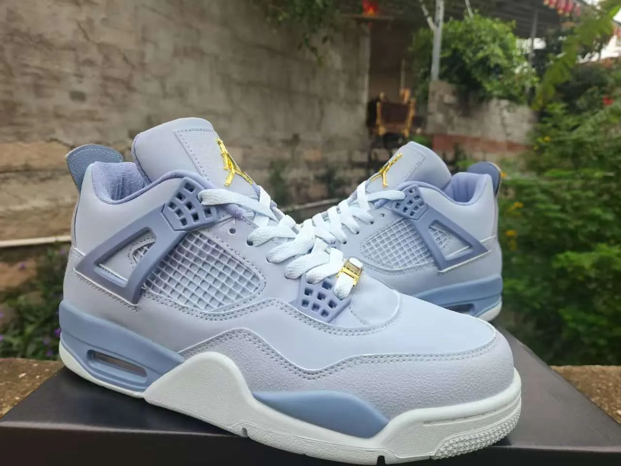 حذاء كرة السلة Air Jordan 4 بلون برونقي فاتح وذهبي 4