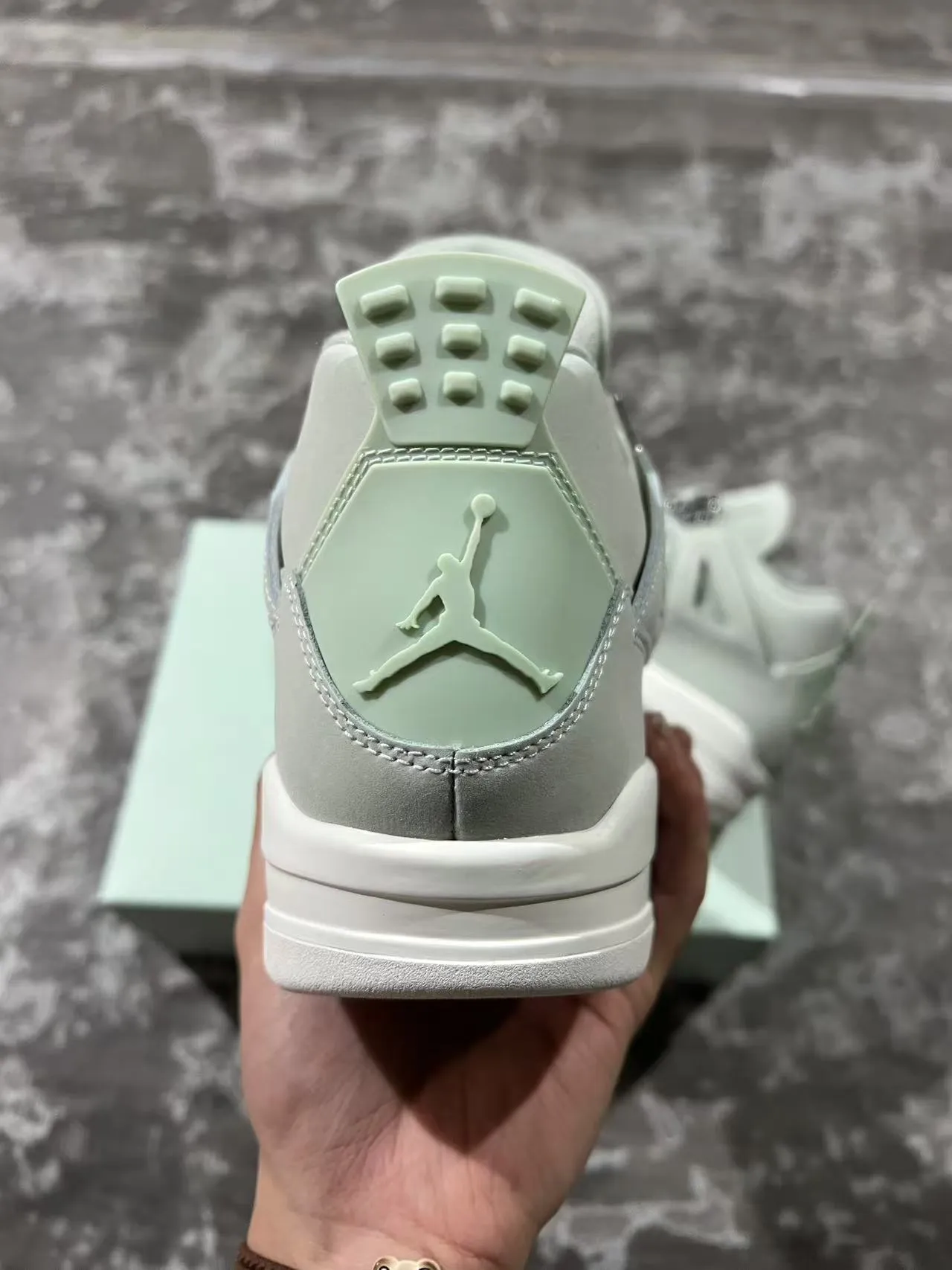 Tênis de basquete Air Jordan 4 em camurça verde-menta 8