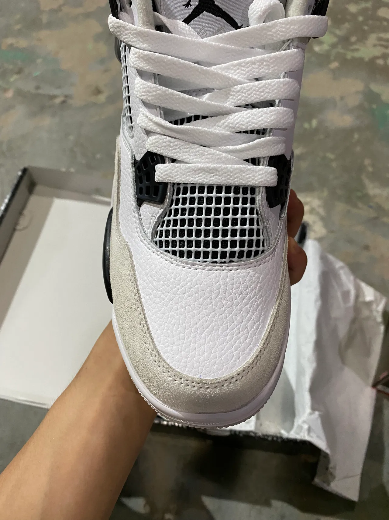 Air Jordan 4 白黑水泥灰篮球鞋 3