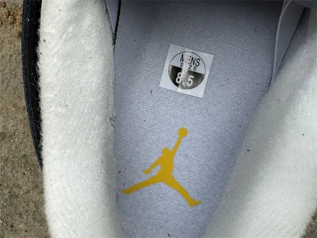 Chaussures de basketball Air Jordan 4 blanc noir jaune 4