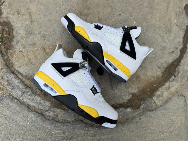 Chaussures de basketball Air Jordan 4 blanc noir jaune 7