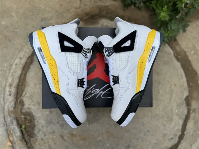 Chaussures de basketball Air Jordan 4 blanc noir jaune 9