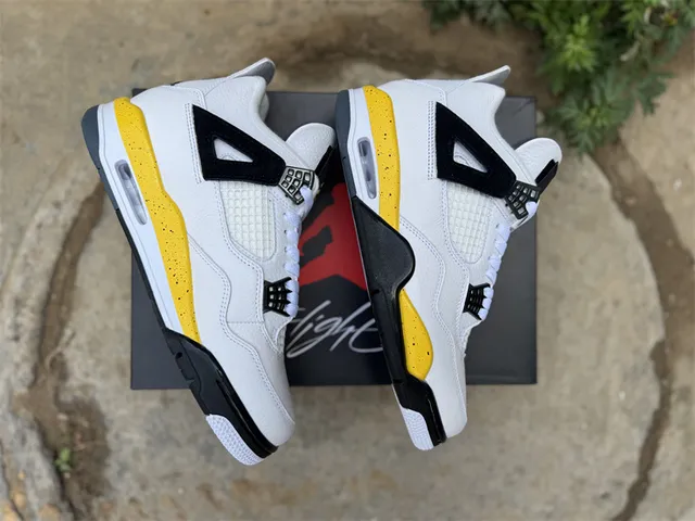 Chaussures de basketball Air Jordan 4 blanc noir jaune 10