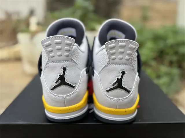 Chaussures de basketball Air Jordan 4 blanc noir jaune 11