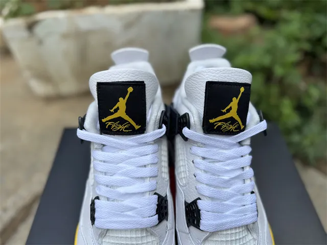 Chaussures de basketball Air Jordan 4 blanc noir jaune 12