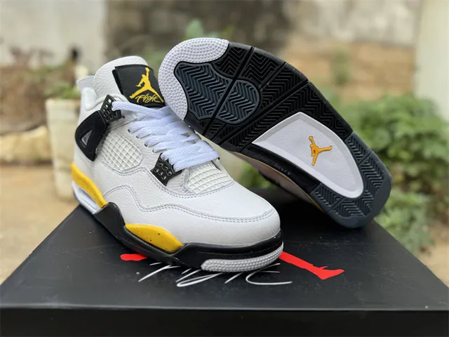 Chaussures de basketball Air Jordan 4 blanc noir jaune 15