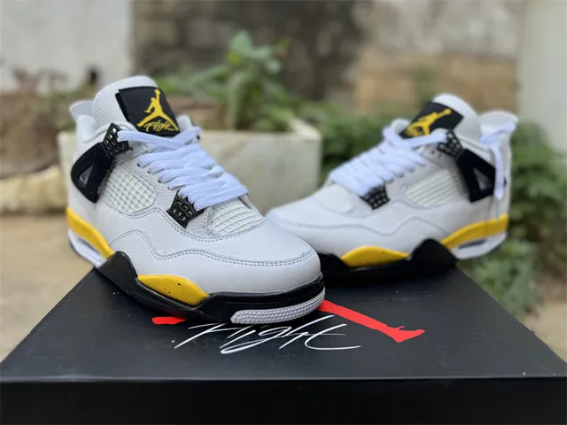 Chaussures de basketball Air Jordan 4 blanc noir jaune 17
