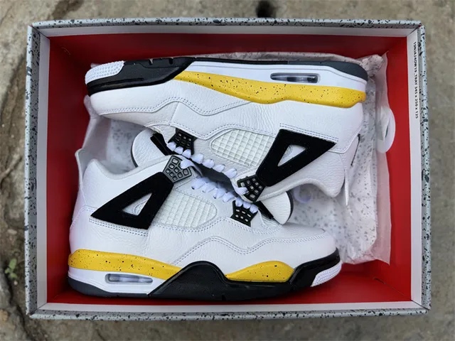 Chaussures de basketball Air Jordan 4 blanc noir jaune 18
