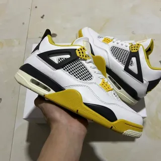 Tênis de basquete Air Jordan 4 branco preto amarelo