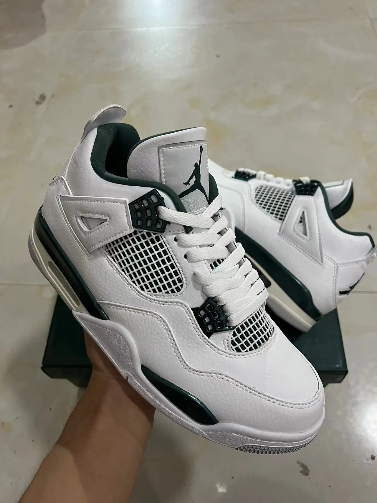 حذاء كرة السلة Air Jordan 4 أبيض وأخضر داكن 2