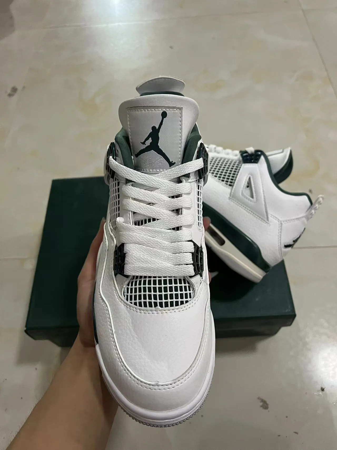 حذاء كرة السلة Air Jordan 4 أبيض وأخضر داكن 3