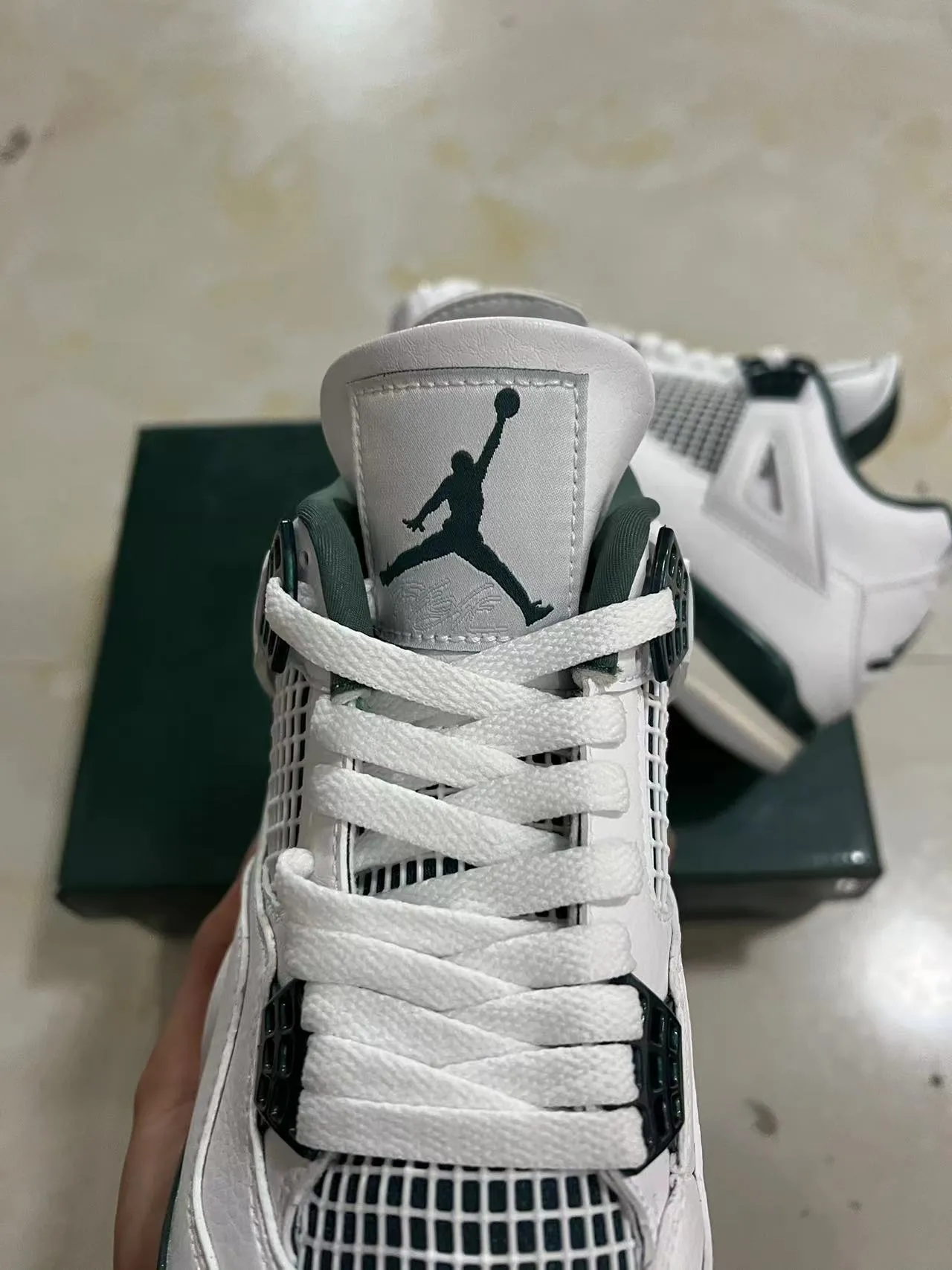 حذاء كرة السلة Air Jordan 4 أبيض وأخضر داكن 4