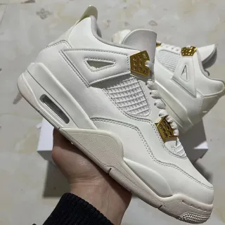 Tênis de basquete Air Jordan 4 branco e dourado