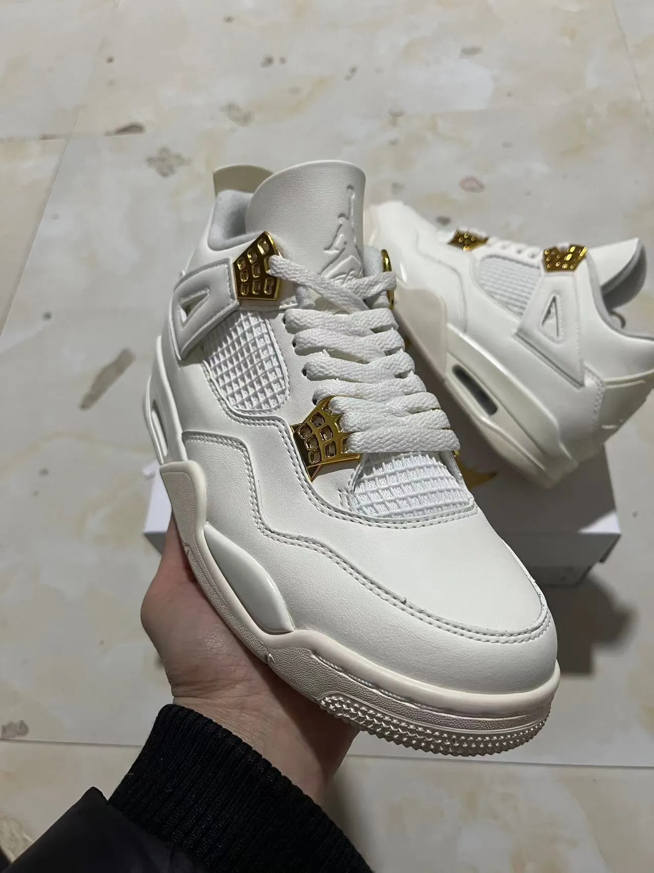 Zapatillas de baloncesto Air Jordan 4 blanco y dorado 2