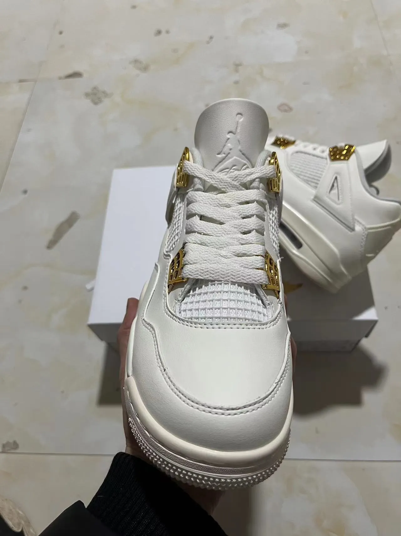 Zapatillas de baloncesto Air Jordan 4 blanco y dorado 3