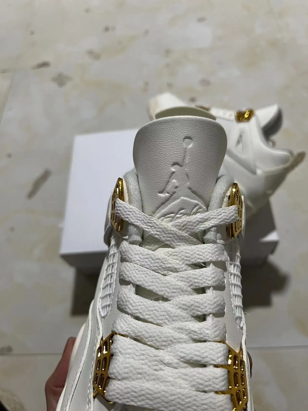 Zapatillas de baloncesto Air Jordan 4 blanco y dorado 4