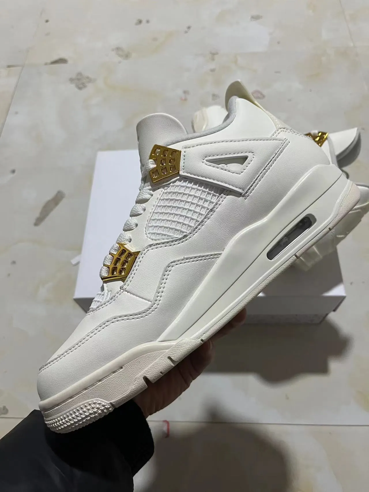 Zapatillas de baloncesto Air Jordan 4 blanco y dorado 5