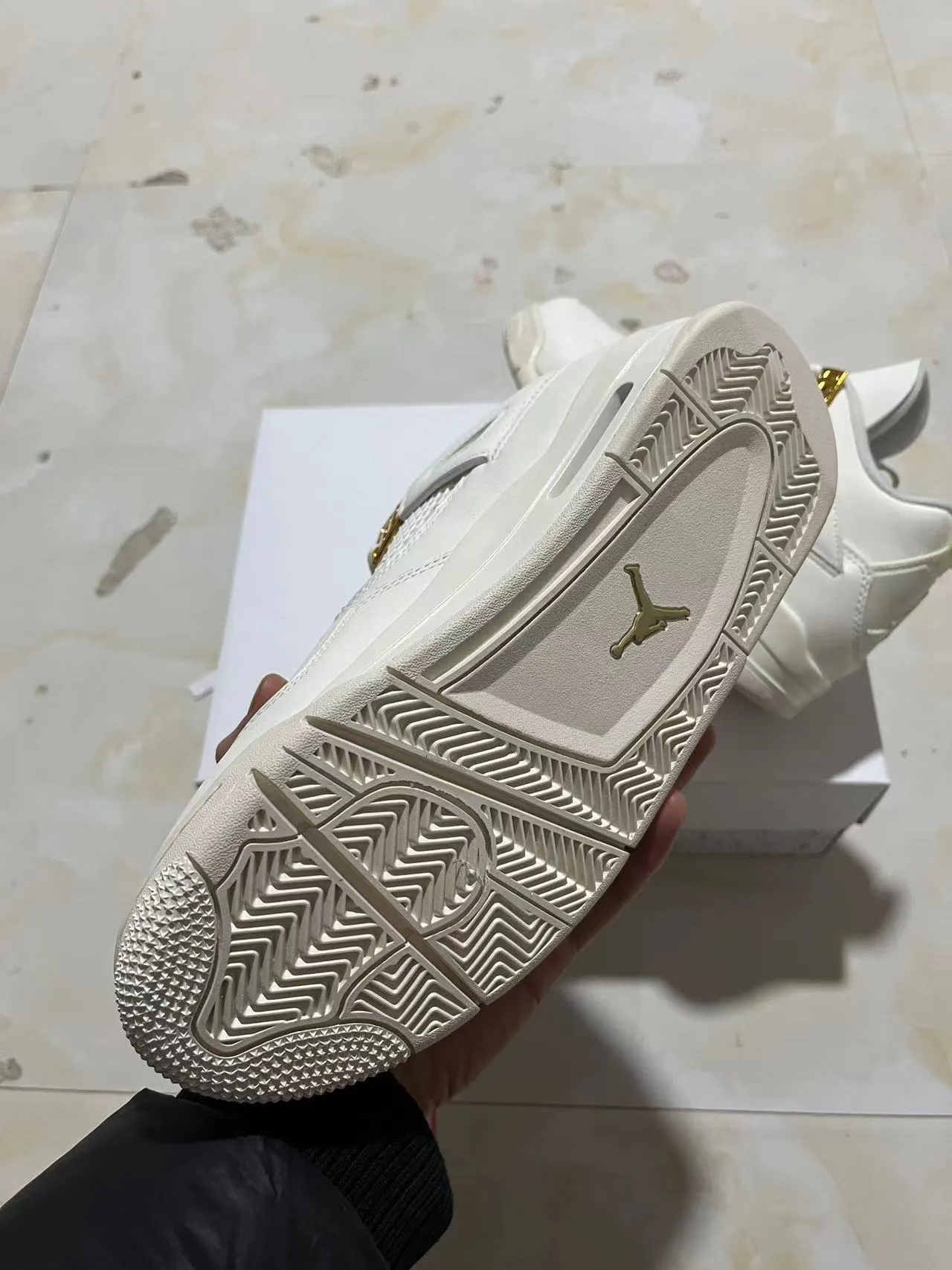 Zapatillas de baloncesto Air Jordan 4 blanco y dorado 6