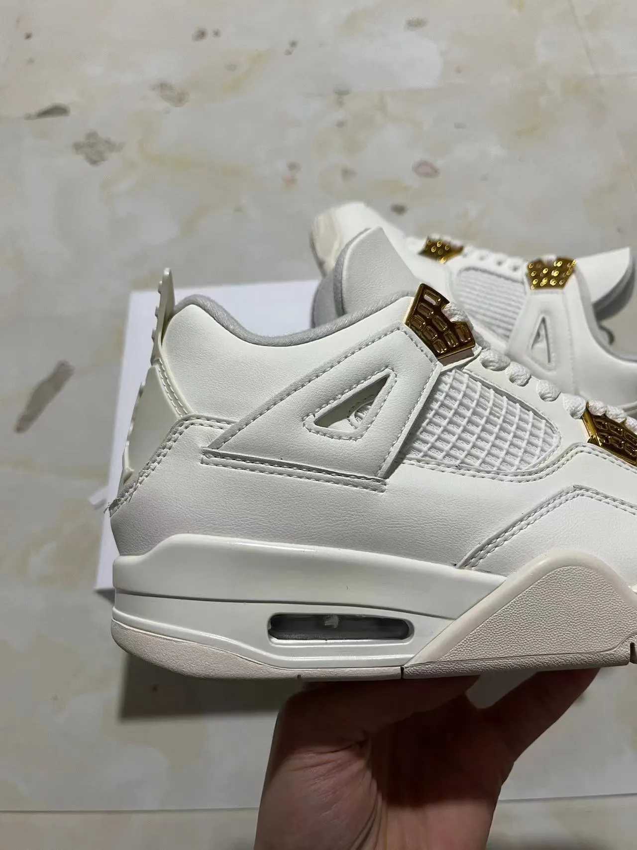 Zapatillas de baloncesto Air Jordan 4 blanco y dorado 7