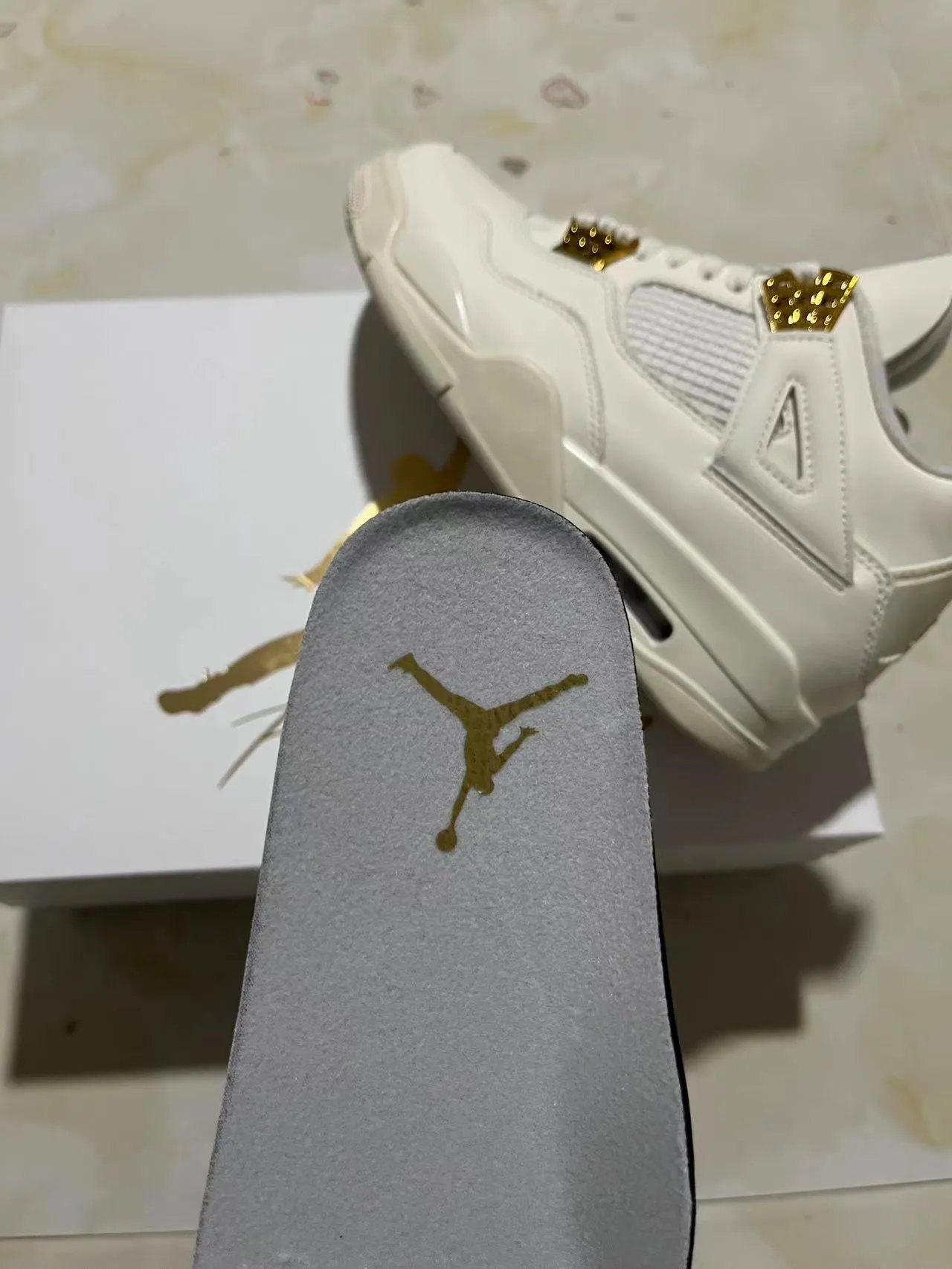 Zapatillas de baloncesto Air Jordan 4 blanco y dorado 9