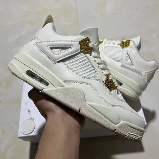 Tênis de basquete Air Jordan 4 branco e dourado com trava de cadarço