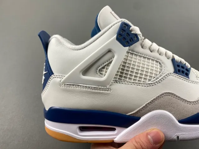 Air Jordan 4 白海军蓝生胶底篮球鞋 3