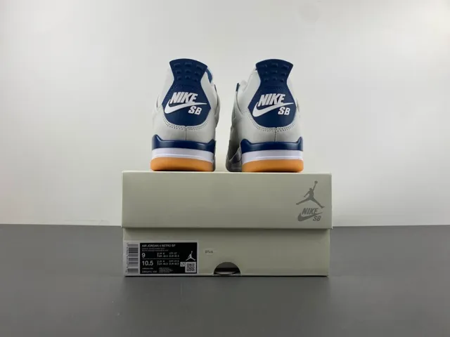 Air Jordan 4 白海军蓝生胶底篮球鞋 17