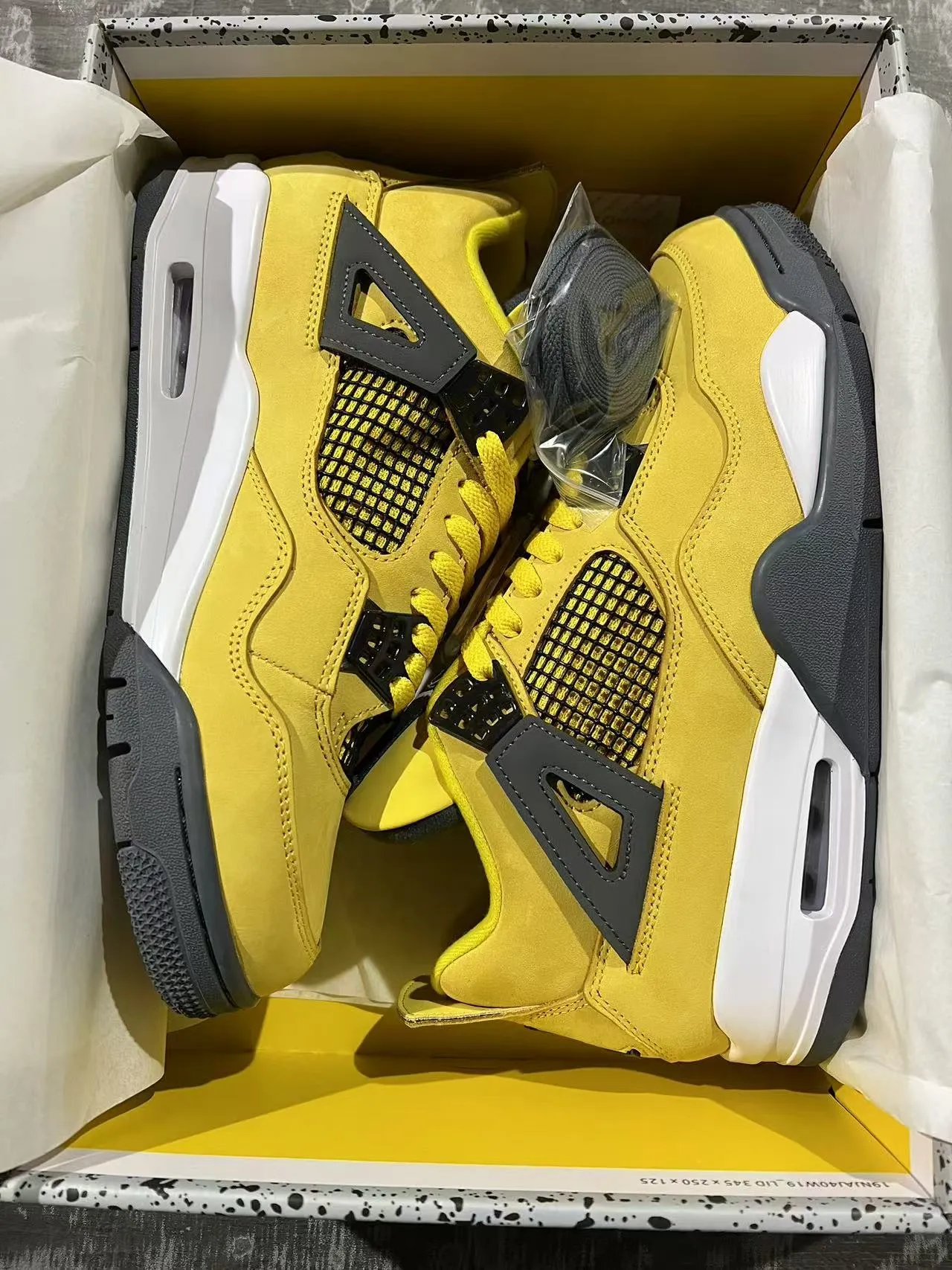 Zapatillas de baloncesto Air Jordan 4 amarillo negro blanco 9