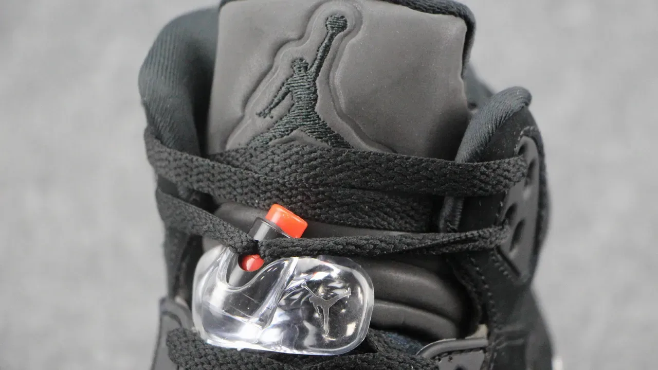 Air Jordan 5 Tênis de Basquete Sola Translucida Preto e Vermelho 5