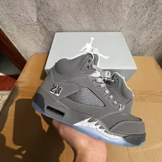 Tênis de basquete Air Jordan 5 cinza e azul gelo