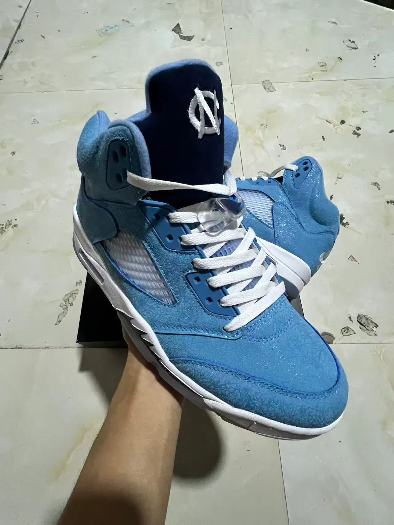 Tênis de basquete de cano alto em camurça azul-claro Air Jordan 5 2