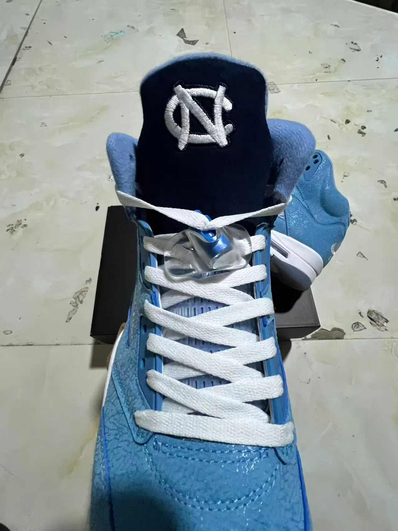 Tênis de basquete de cano alto em camurça azul-claro Air Jordan 5 4