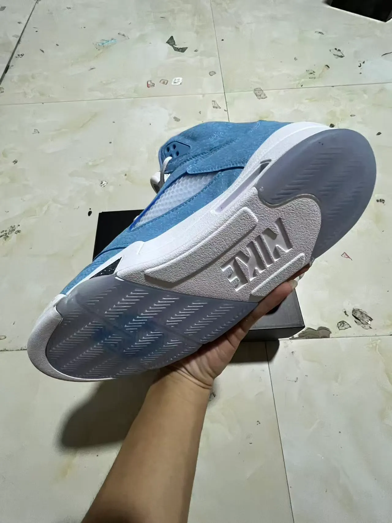 Tênis de basquete de cano alto em camurça azul-claro Air Jordan 5 6