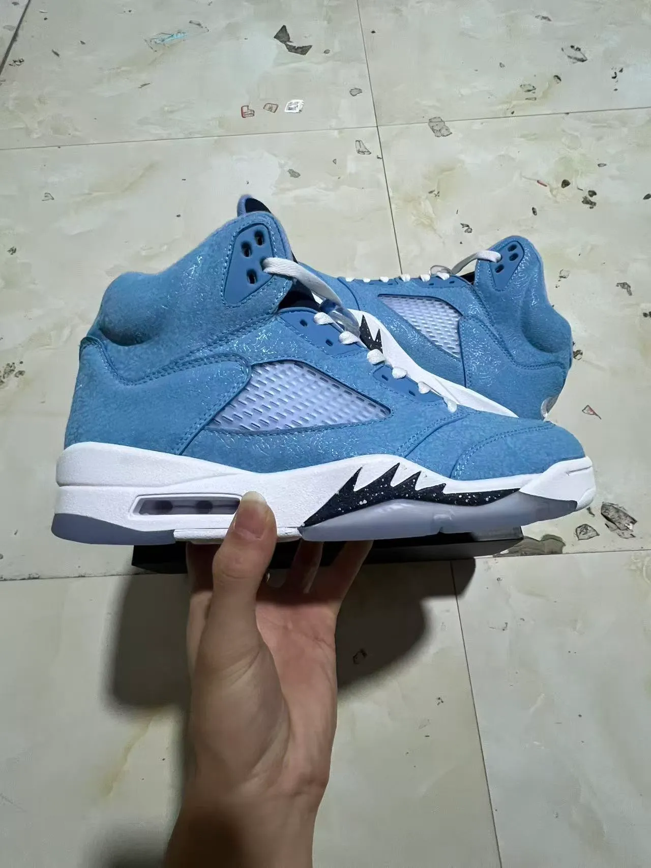 Tênis de basquete de cano alto em camurça azul-claro Air Jordan 5 7