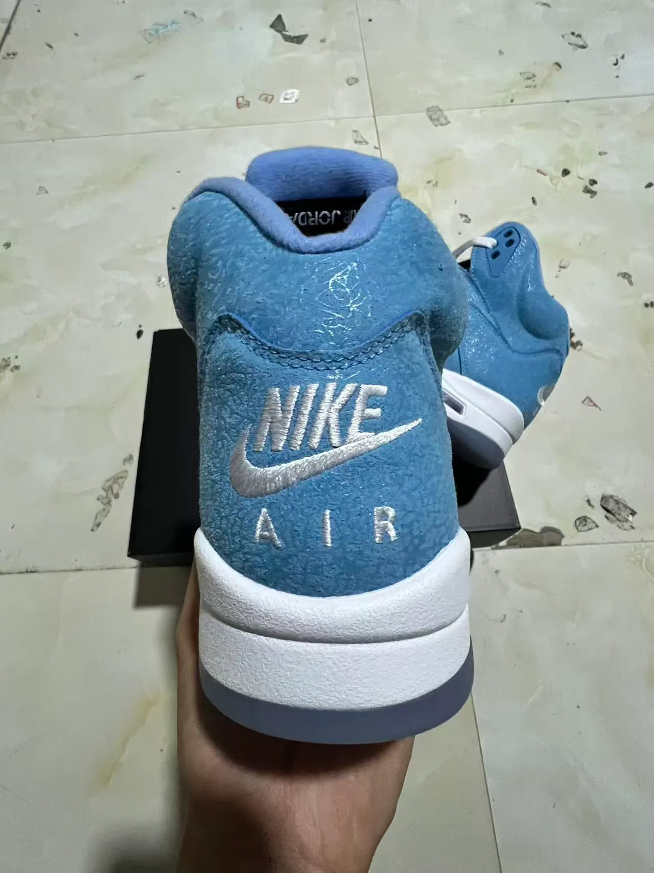 Tênis de basquete de cano alto em camurça azul-claro Air Jordan 5 8