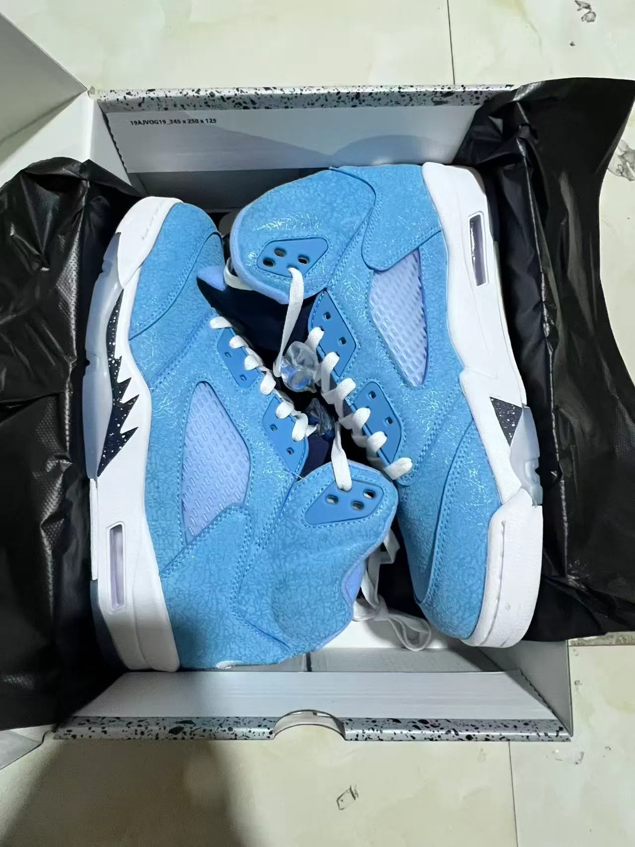Tênis de basquete de cano alto em camurça azul-claro Air Jordan 5 9
