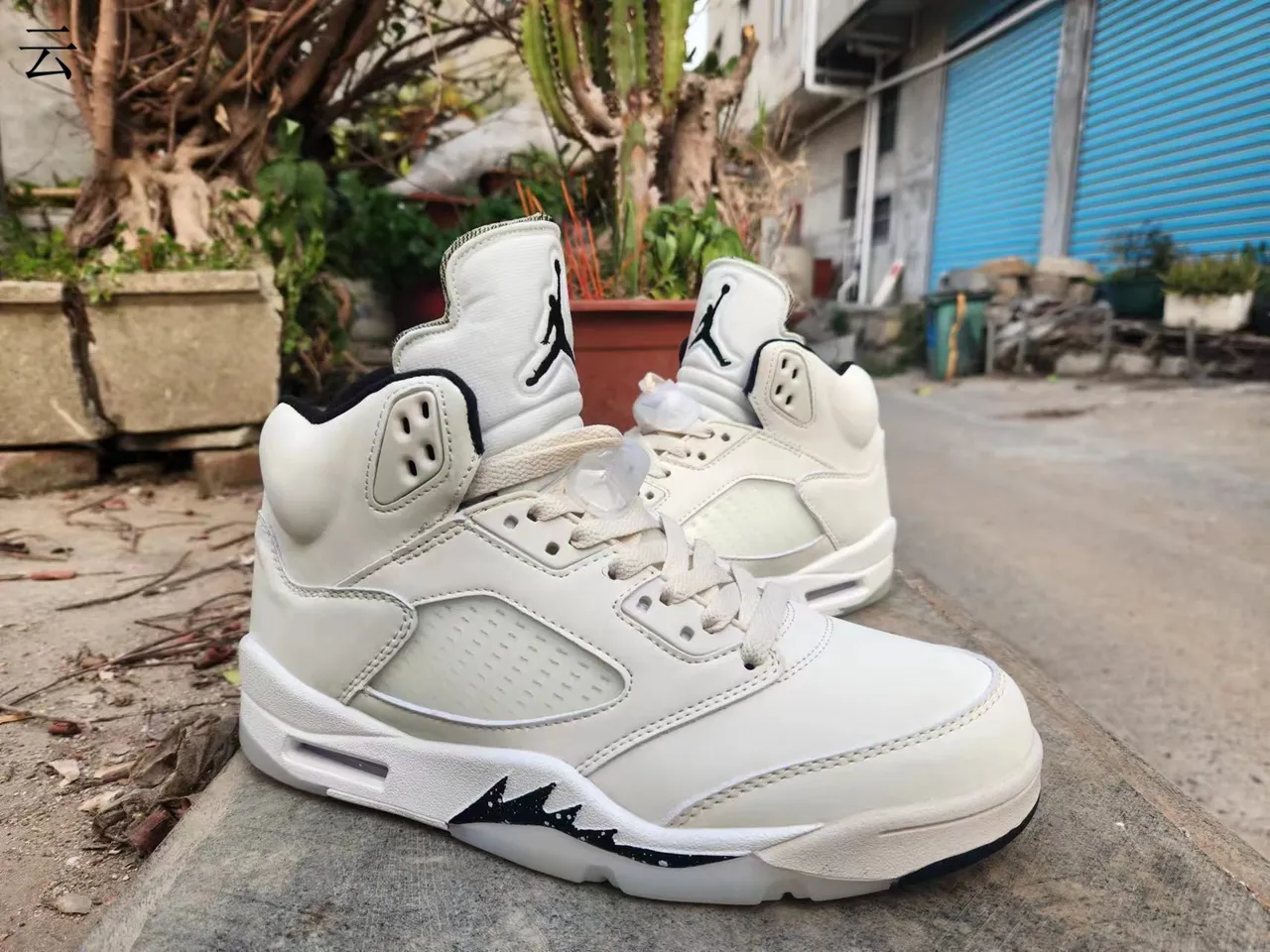 Air Jordan 5 সাদা কালো হাই-টপ সিলুয়েট ছিদ্রযুক্ত টো বক্স বাস্কেটবল জুতো 2