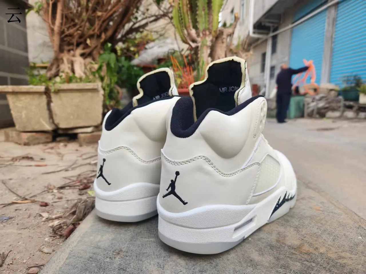 Air Jordan 5 সাদা কালো হাই-টপ সিলুয়েট ছিদ্রযুক্ত টো বক্স বাস্কেটবল জুতো 4