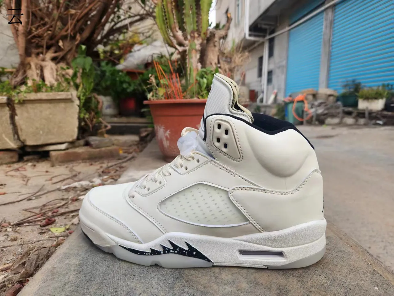 Air Jordan 5 সাদা কালো হাই-টপ সিলুয়েট ছিদ্রযুক্ত টো বক্স বাস্কেটবল জুতো 5