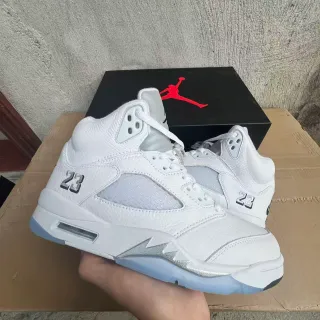 Tênis de basquete Air Jordan 5 branco e azul-claro