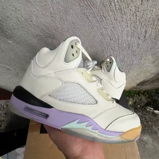 Tênis de basquete Air Jordan 5 branco, roxo e sola de borracha