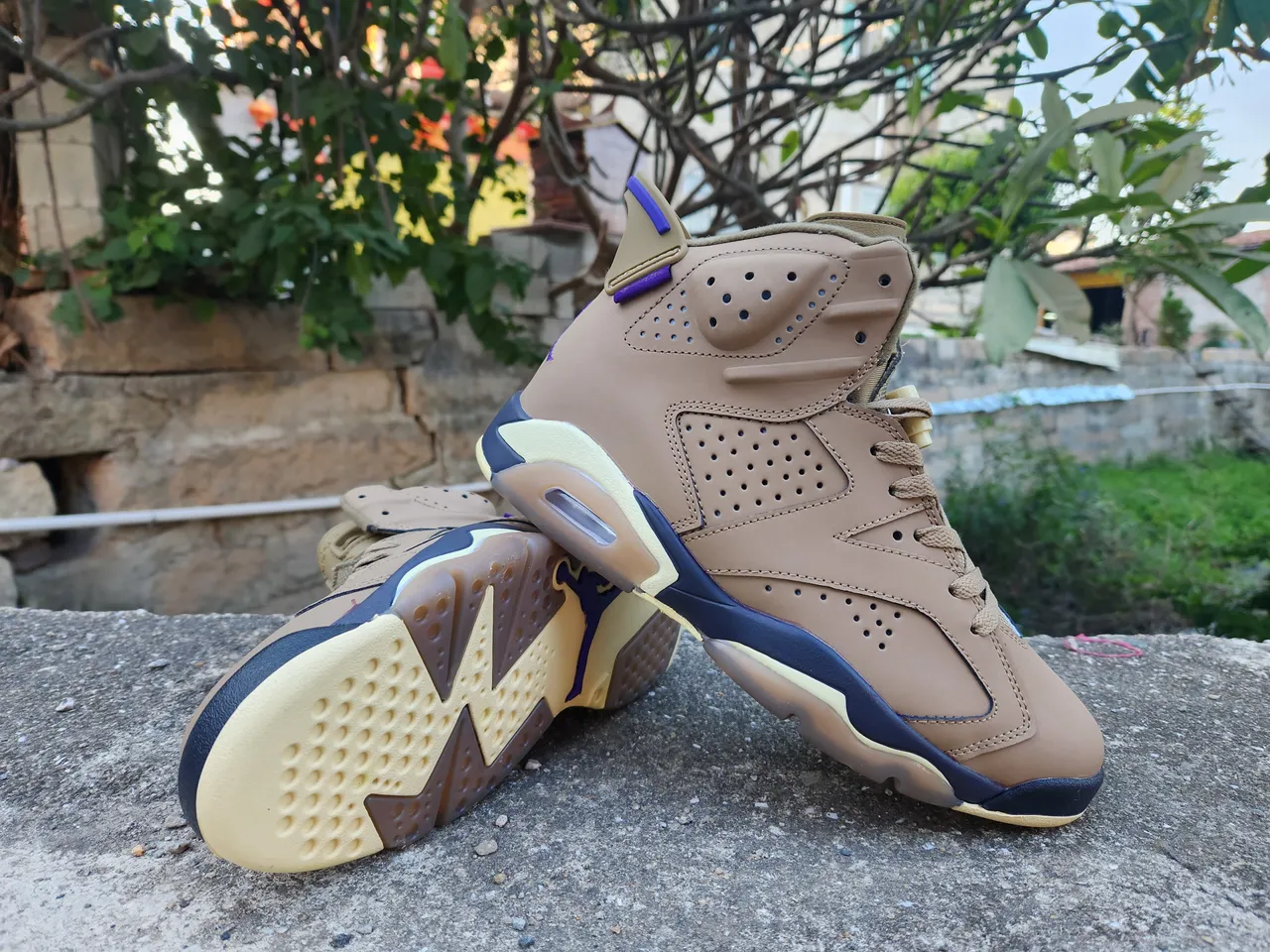 Tênis de basquete Air Jordan 6 bege, azul-marinho e roxo 3