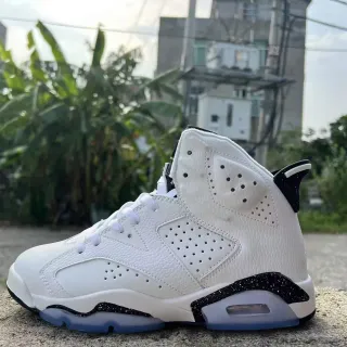 Tênis de basquete Air Jordan 6 branco e preto salpicado