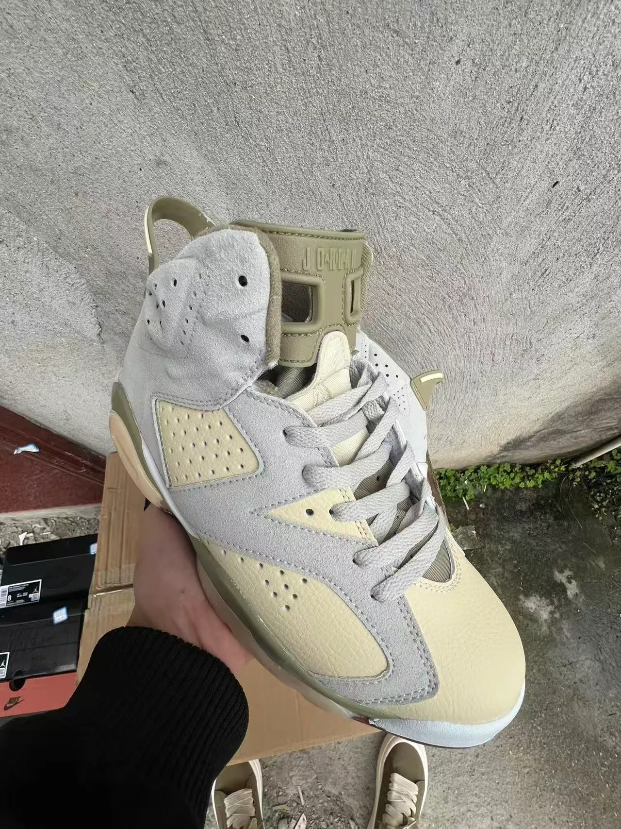 Air Jordan বেইজ এবং আর্মি গ্রিন হাই-টপ সুয়েড ও চামড়ার প্যানেলযুক্ত বাস্কেটবল জুতো 2