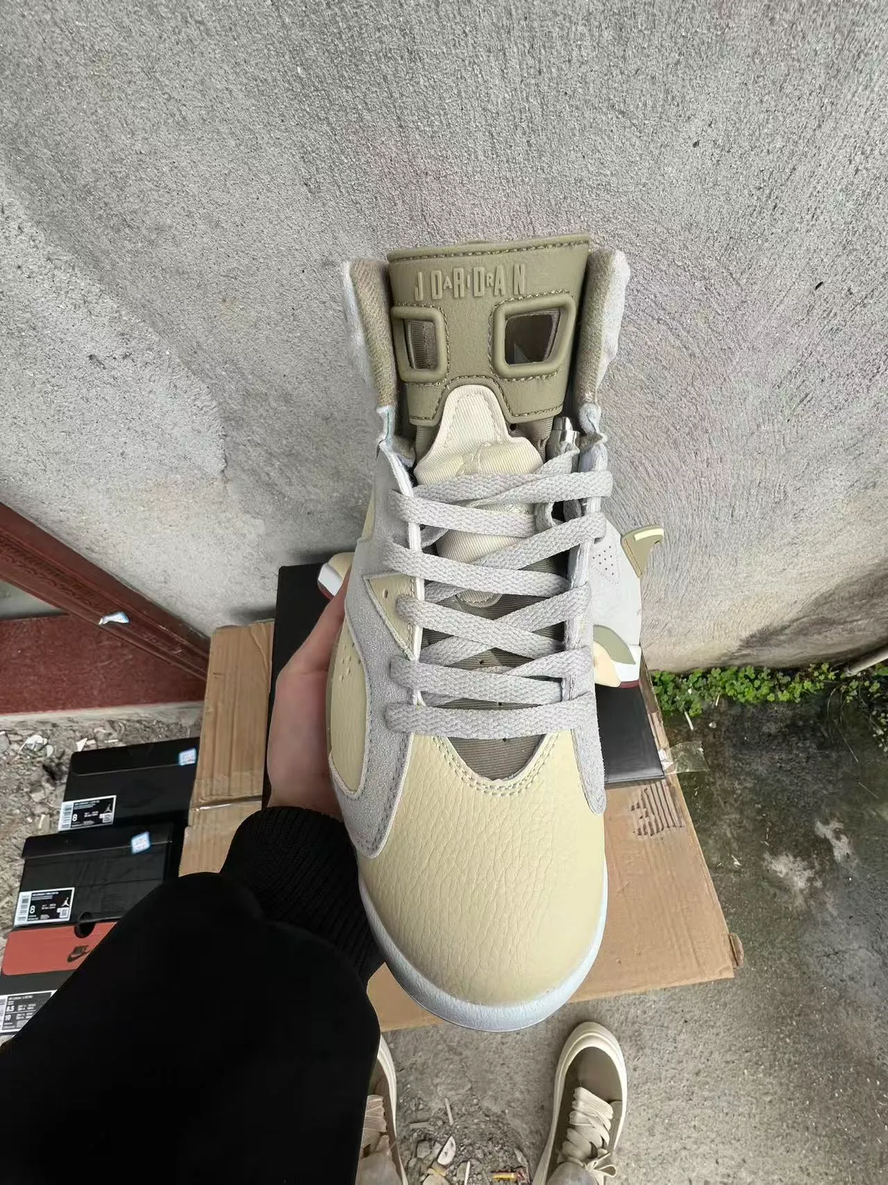 Air Jordan বেইজ এবং আর্মি গ্রিন হাই-টপ সুয়েড ও চামড়ার প্যানেলযুক্ত বাস্কেটবল জুতো 3