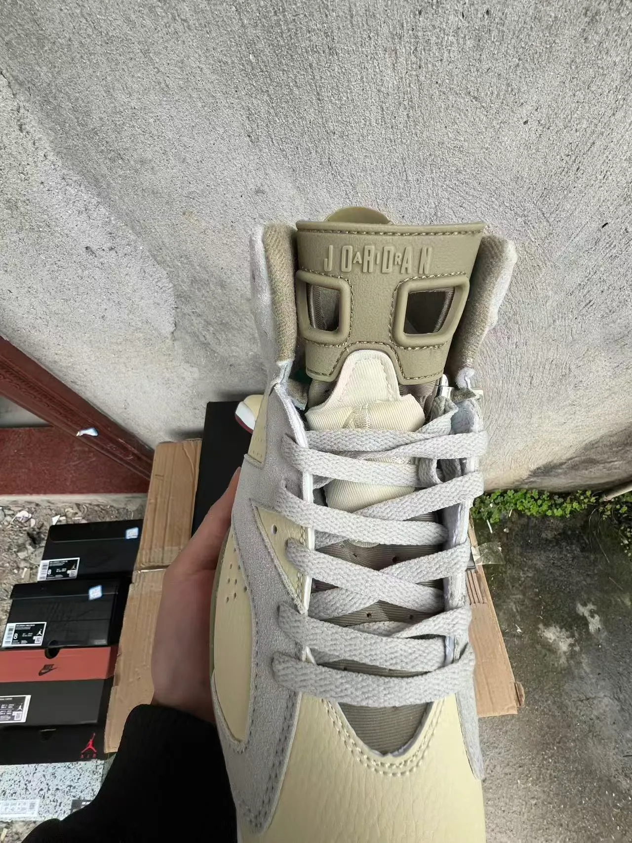 Air Jordan বেইজ এবং আর্মি গ্রিন হাই-টপ সুয়েড ও চামড়ার প্যানেলযুক্ত বাস্কেটবল জুতো 4