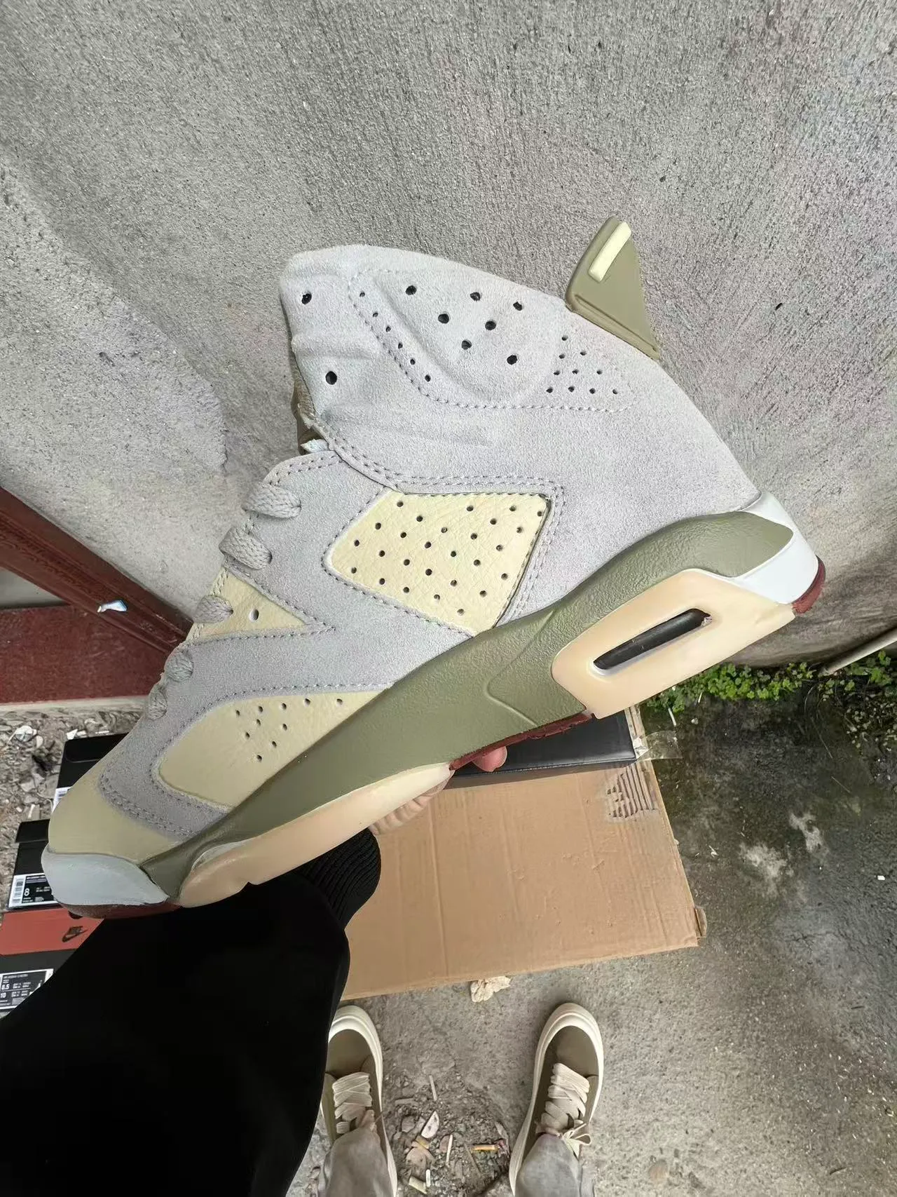 Air Jordan বেইজ এবং আর্মি গ্রিন হাই-টপ সুয়েড ও চামড়ার প্যানেলযুক্ত বাস্কেটবল জুতো 5